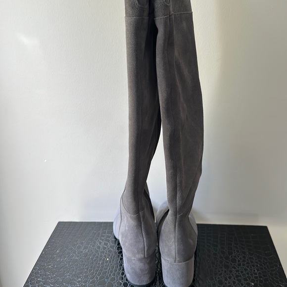 Clarks Tall Grey Suede Boot. US SZ 7.5 - Picture 3 of 7